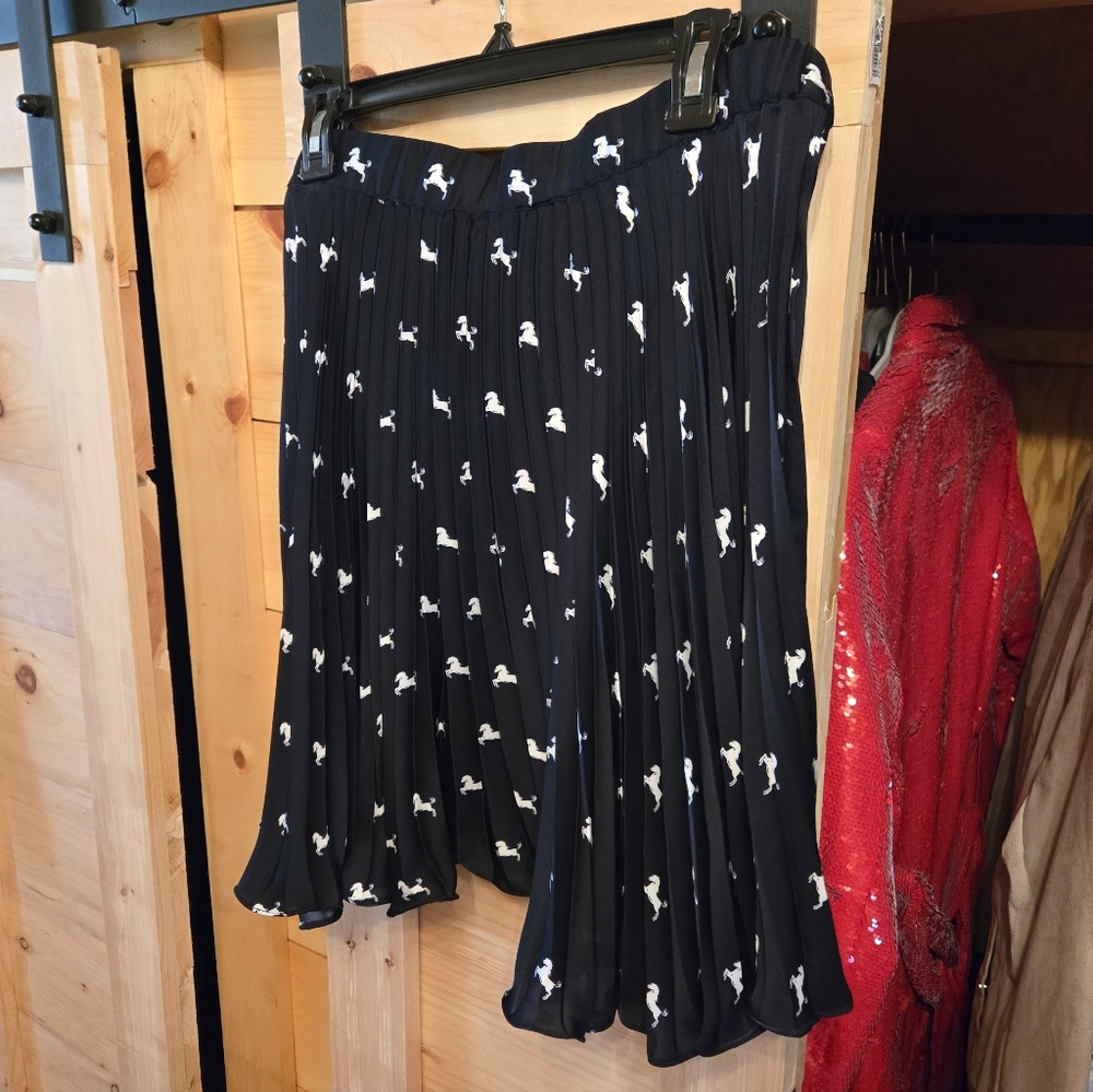 Elegant Navy and White Pleated Skirt Horses